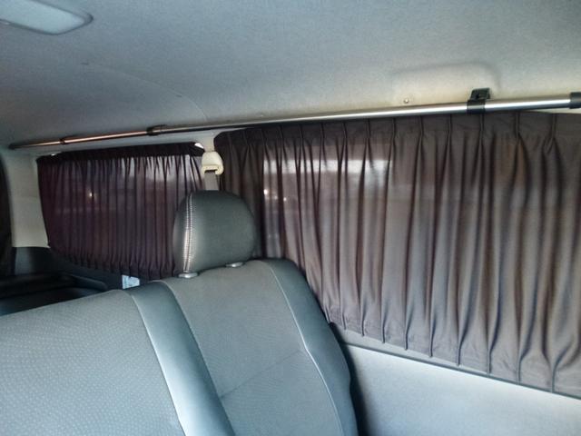 ハイエースバン スーパーＧＬ　ダークプライム　地デジフルセグ純正７インチナビゲーション　ＥＴＣ　バックカメラ　４ＷＤ　両側電動スライドドア　バックドアイージークローザー　ベッドキット　ヒッチメンバー　スモークフィルム施工済（23枚目）