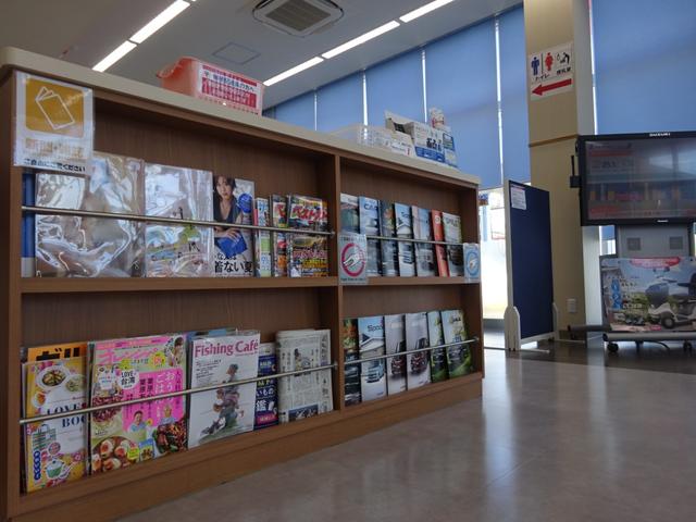 ハイエースバン スーパーＧＬ　ダークプライム　地デジフルセグ純正７インチナビゲーション　ＥＴＣ　バックカメラ　４ＷＤ　両側電動スライドドア　バックドアイージークローザー　ベッドキット　ヒッチメンバー　スモークフィルム施工済（47枚目）