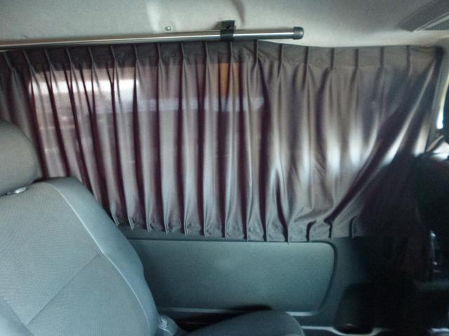 ハイエースバン スーパーＧＬ　ダークプライム　地デジフルセグ純正７インチナビゲーション　ＥＴＣ　バックカメラ　４ＷＤ　両側電動スライドドア　バックドアイージークローザー　ベッドキット　ヒッチメンバー　スモークフィルム施工済（56枚目）