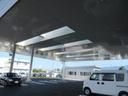 大型の屋根を完備したお客様駐車スペース。雨の日も濡れずにショールームにお入り頂けます。