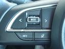 ステアリングスイッチ付きでボリュームやチャンネルも手を伸ばさずに手元で操作可能です。ハンドル右側はアダプティブクルーズコントロール関係のスイッチです。追従機能つきでラクラクドライブ！