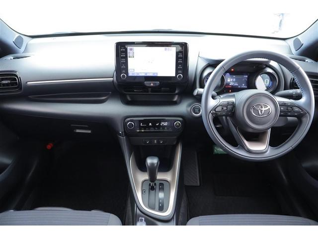 ヤリス Ｚ　サイドＳＲＳ　ＡＡＣ　バックモニタ　スマキー　横滑防止装置　キーフリー　１オーナー　アルミ　ＬＥＤランプ　パワーウインドウ　定期点検記録簿　助手席エアバック　クルコン　エアバッグ　パワーステアリング（4枚目）