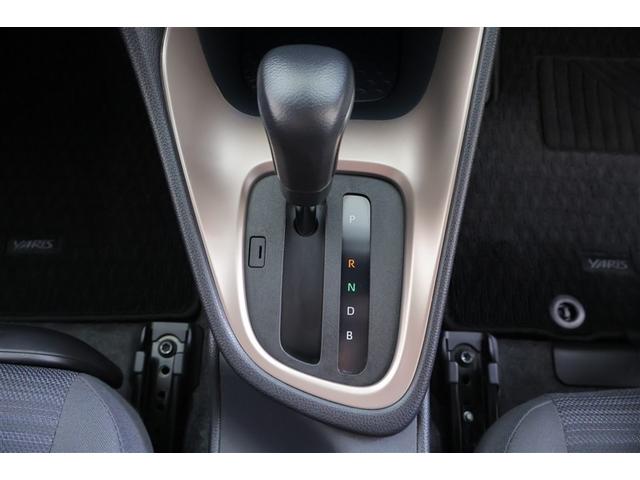 ヤリス Ｚ　サイドＳＲＳ　ＡＡＣ　バックモニタ　スマキー　横滑防止装置　キーフリー　１オーナー　アルミ　ＬＥＤランプ　パワーウインドウ　定期点検記録簿　助手席エアバック　クルコン　エアバッグ　パワーステアリング（9枚目）