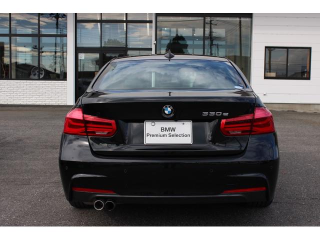 ３シリーズ ３３０ｅ　ＭスポーツアイパフォーマンスＥＤシャドー　正規認定中古車　１８インチアロイホイール　Ｍスポーツパッケージ　コンフォートアクセス　電動フロントシート　フロントシートヒーター　アクティブクルーズコントロール　トップ・サイドビューカメラ（15枚目）
