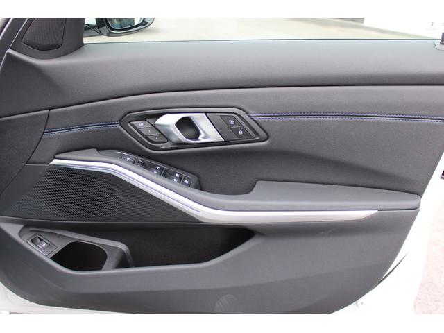 3シリーズ 320d xDriveMスポーツエディションシャドー 正規認定中古車 19インチアロイホイール コンフォートアクセス フロント電動シート フロントシートヒーター ハイビームアシスタント アンビエントライト 電動トランク アップルカープレイ(22枚目)