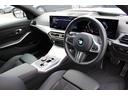 320d xDriveMスポーツエディションシャドー 正規認定中古車 19インチアロイホイール コンフォートアクセス フロント電動シート フロントシートヒーター ハイビームアシスタント アンビエントライト 電動トランク アップルカープレイ(24枚目)