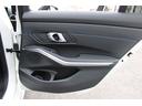 320d xDriveMスポーツエディションシャドー 正規認定中古車 19インチアロイホイール コンフォートアクセス フロント電動シート フロントシートヒーター ハイビームアシスタント アンビエントライト 電動トランク アップルカープレイ(58枚目)