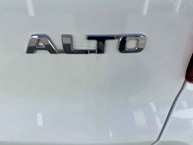 アルト Ｌ　アルトはスズキ車の中でも最も燃費性能が良く、小回りの利く日常遣いに最適なお車です。またバックカメラ付きディスプレイを装備しているため、スマホと有線で繋げることでナビとしても使用することができます！（33枚目）