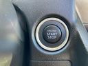キーレスプッシュスタートです。リモコンキーをバッグやポケットに入れたままでもブレーキペダルを踏んでボタンを押せばエンジンが始動できます。