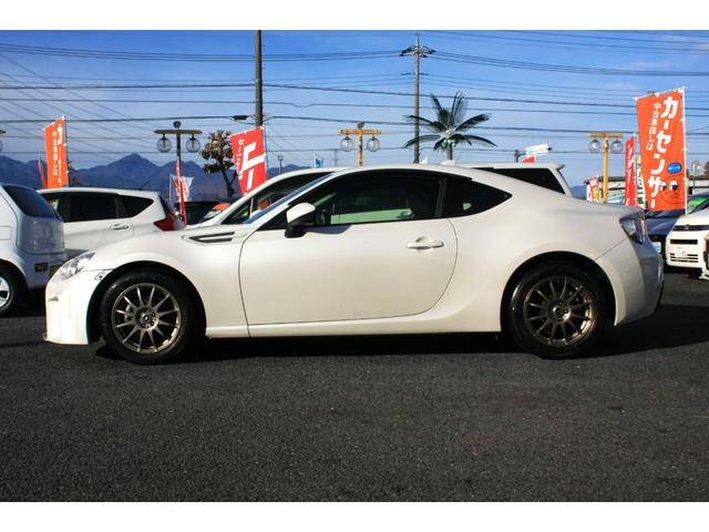 ８６ Ｇ　６速ＭＴ　レクサスタイプフロントバンパー　ＳＤナビ　フルセグＴＶ　ＣＤ／ＤＶＤビデオ　Ｂｌｕｅｔｏｏｔｈ　ＥＴＣ　ＡＢＳ　８エアバック　キーレスキー　社外ＬＥＤライト　Ｘスピード１６ｉｎアルミ　禁煙車（7枚目）