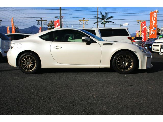 ８６ Ｇ　６速ＭＴ　レクサスタイプフロントバンパー　ＳＤナビ　フルセグＴＶ　ＣＤ／ＤＶＤビデオ　Ｂｌｕｅｔｏｏｔｈ　ＥＴＣ　ＡＢＳ　８エアバック　キーレスキー　社外ＬＥＤライト　Ｘスピード１６ｉｎアルミ　禁煙車（9枚目）