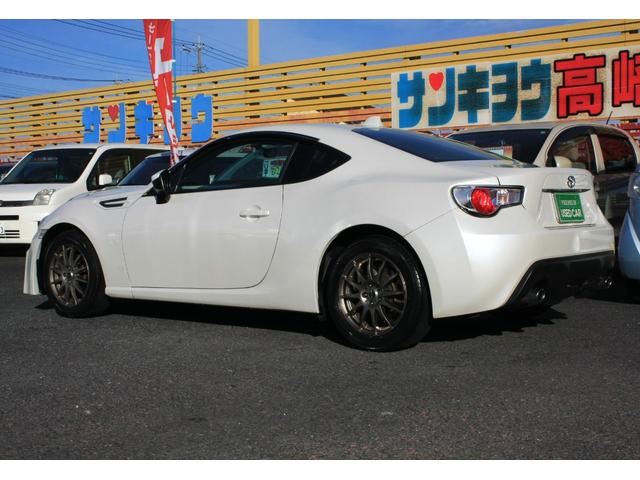 ８６ Ｇ　６速ＭＴ　レクサスタイプフロントバンパー　ＳＤナビ　フルセグＴＶ　ＣＤ／ＤＶＤビデオ　Ｂｌｕｅｔｏｏｔｈ　ＥＴＣ　ＡＢＳ　８エアバック　キーレスキー　社外ＬＥＤライト　Ｘスピード１６ｉｎアルミ　禁煙車（10枚目）