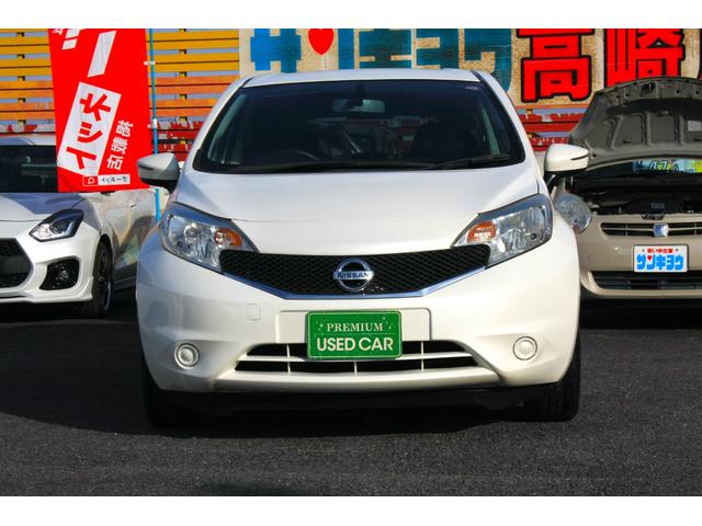 ノート Ｘ　走行１４．７００キロ　純正ＳＤナビ　フルセグＴＶ　ＣＤ　Ｂｌｕｅｔｏｏｔｈ　アイドリングストップ　インテリジェントキー　プッシュスタート　ＡＢＳ　Ｗエアバック　プライバシーガラス　禁煙車（6枚目）