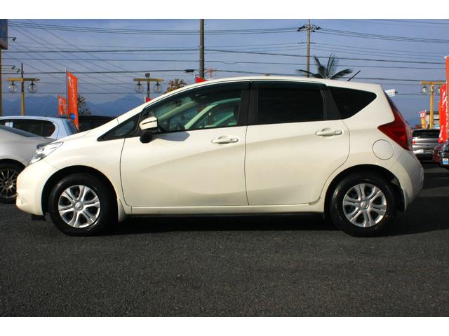 ノート Ｘ　走行１４．７００キロ　純正ＳＤナビ　フルセグＴＶ　ＣＤ　Ｂｌｕｅｔｏｏｔｈ　アイドリングストップ　インテリジェントキー　プッシュスタート　ＡＢＳ　Ｗエアバック　プライバシーガラス　禁煙車（7枚目）