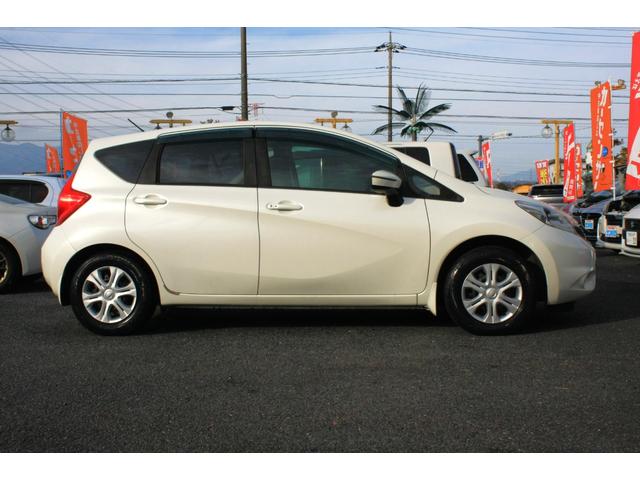 ノート Ｘ　走行１４．７００キロ　純正ＳＤナビ　フルセグＴＶ　ＣＤ　Ｂｌｕｅｔｏｏｔｈ　アイドリングストップ　インテリジェントキー　プッシュスタート　ＡＢＳ　Ｗエアバック　プライバシーガラス　禁煙車（9枚目）