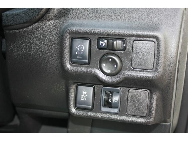 ノート Ｘ　走行１４．７００キロ　純正ＳＤナビ　フルセグＴＶ　ＣＤ　Ｂｌｕｅｔｏｏｔｈ　アイドリングストップ　インテリジェントキー　プッシュスタート　ＡＢＳ　Ｗエアバック　プライバシーガラス　禁煙車（17枚目）