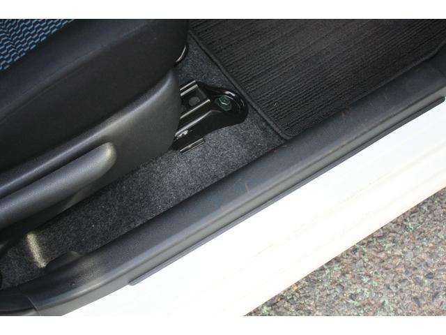 ノート Ｘ　走行１４．７００キロ　純正ＳＤナビ　フルセグＴＶ　ＣＤ　Ｂｌｕｅｔｏｏｔｈ　アイドリングストップ　インテリジェントキー　プッシュスタート　ＡＢＳ　Ｗエアバック　プライバシーガラス　禁煙車（32枚目）