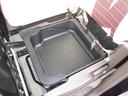 助手席の下が物入れになっています。