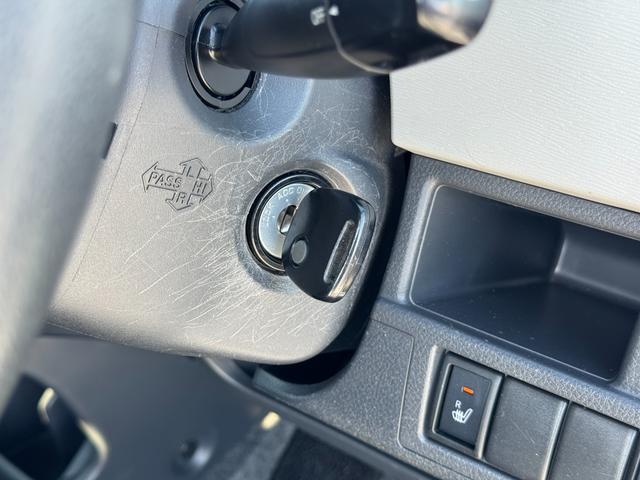ワゴンＲ ＦＸ　ＣＤステレオ／シートヒーター／車検整備渡し　ＣＤプレーヤー［ＡＭ／ＦＭラジオ付］　シートヒーター　オートエアコン　アイドリングストップ　衝突安全ボディ　盗難防止システム　ＣＶＴ　４輪ＡＢＳ　キーレスエトリー（29枚目）