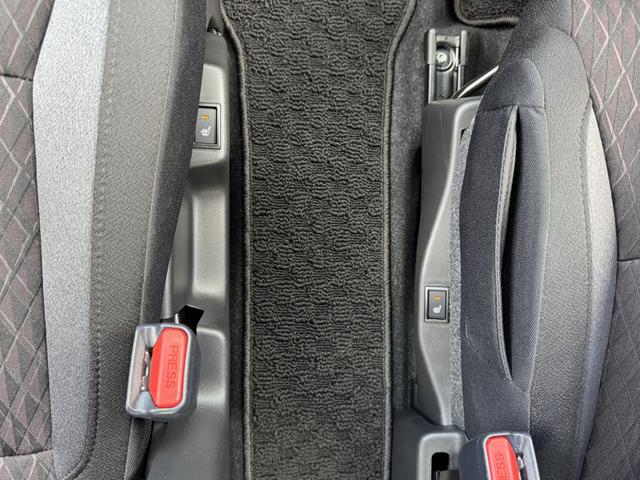 ソリオバンディット ＨＹＢＲＩＤ　ＳＶ　５ＡＧＳ　全方位モニタ用カメラＰＫＧ　全方位モニター用カメラパッケージ　オートライト　電動スライドドア　プッシュスタート　シートヒーター　オートエアコン　スズキセーフティーサポート　衝突被害軽減システム　アイドリングストップ　横滑り防止（41枚目）