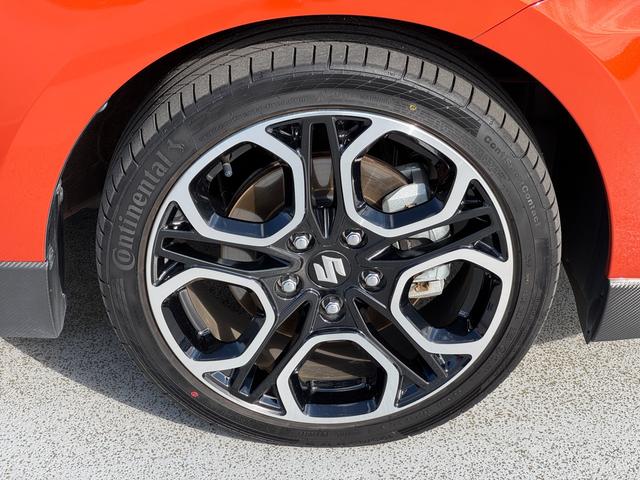 スイフトスポーツ ６ＡＴ　４型　バックアイカメラ付ナビ／ドラレコ／ＥＴＣ　ドライブレコーダー　バックカメラ　オートライト　Ｂｌｕｅｔｏｏｔｈ　純正ナビ　プッシュスタート　シートヒーター　オートエアコン　ＥＴＣ　スズキセーフティーサポート　衝突被害軽減システム　横滑り防止機能（13枚目）