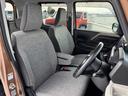 運転席と助手席は独立していながら座面がベンチシートなので、助手席からの乗り降りもスムーズにできます。