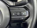 「運転操作の軽減」をサポート。設定した速度での走行や、適切な車間距離を保ちながら先行車を追従することで、運転操作の負担を軽減します。アダプティブクルーズコントロール(ACC)スイッチ。