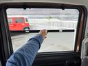後席への直射日光をブロック。直射日光を防ぐ、ロールサンシェードを装備。プライバシーの保護にも役立ちます。