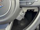 「車線をはみ出さない」をサポート。車線の内側に戻すようにステアリング操作を支援します。車線の内側に戻すようにステアリング操作を支援します。車線逸脱抑制機能ON/OFFスイッチ。