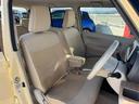 運転席と助手席は独立していながら座面がベンチシートなので、助手席からの乗り降りもスムーズにできます。