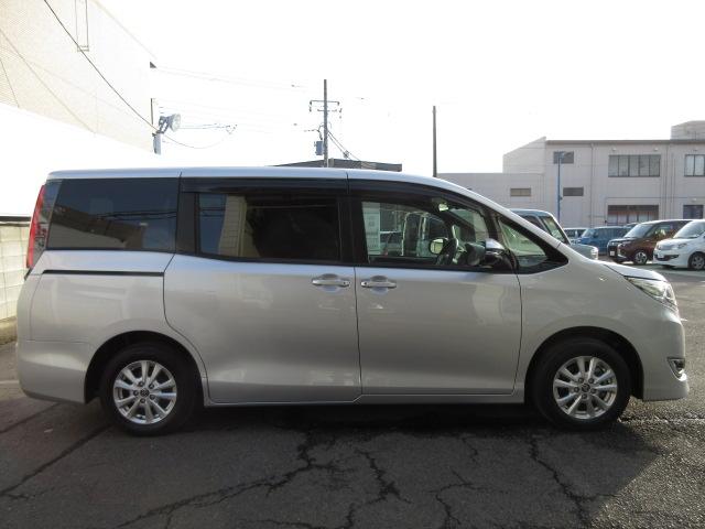 ノア G 7人乗り ドライブレコーダー バックカメラ付メモリーナビ ドライブレコーダー バックカメラ オートライト Bluetooth スライドドア 純正ナビ プッシュスタート シートヒーター オートエアコン ETC 衝突被害軽減システム アイドリングストップ(9枚目)