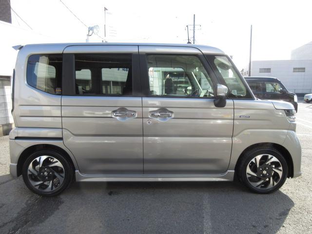 スペーシアカスタム カスタム　ＨＹＢＲＩＤ　ＸＳ　コネクト対応全方位カメラ付ナビ　オートライト　Ｂｌｕｅｔｏｏｔｈ　スライドドア　純正ナビ　プッシュスタート　シートヒーター　オートエアコン　スズキセーフティーサポート　衝突被害軽減システム　アイドリングストップ　横滑り防止機能（9枚目）