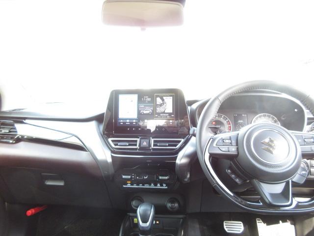 フロンクス ２ＷＤ　全方位カメラ付ナビ装着車　ＤＳＢＳＩＩ　１型　オートライト　Ｂｌｕｅｔｏｏｔｈ　純正ナビ　プッシュスタート　シートヒーター　オートエアコン　スズキセーフティーサポート　衝突被害軽減システム　アイドリングストップ　横滑り防止機能　衝突安全ボディ（4枚目）