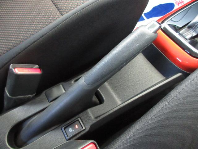 運転席シートヒーター、サイドブレーキは手引き☆無料保証付き販売車です！　☆全国どこへでも！　陸送可能（有料）ですので、県外の方も是非ご相談ください！