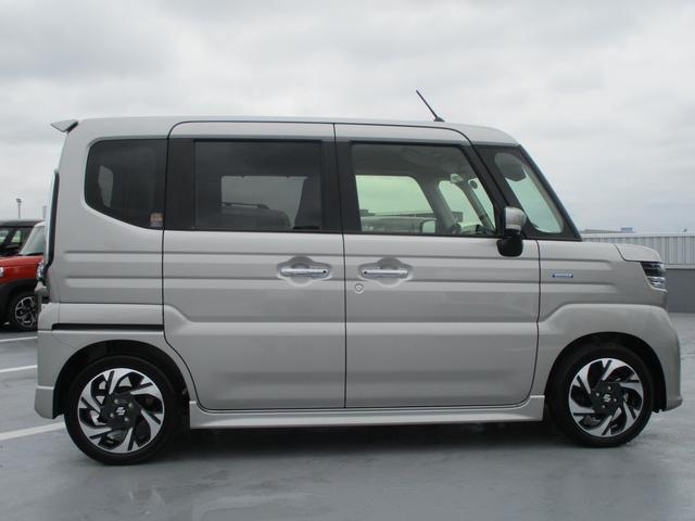 スペーシアカスタム カスタム　ＨＹＢＲＩＤ　ＸＳターボ　オートライト　スライドドア　プッシュスタート　シートヒーター　オートエアコン　スズキセーフティーサポート　衝突被害軽減システム　アイドリングストップ　衝突安全ボディ　盗難防止システム（4枚目）