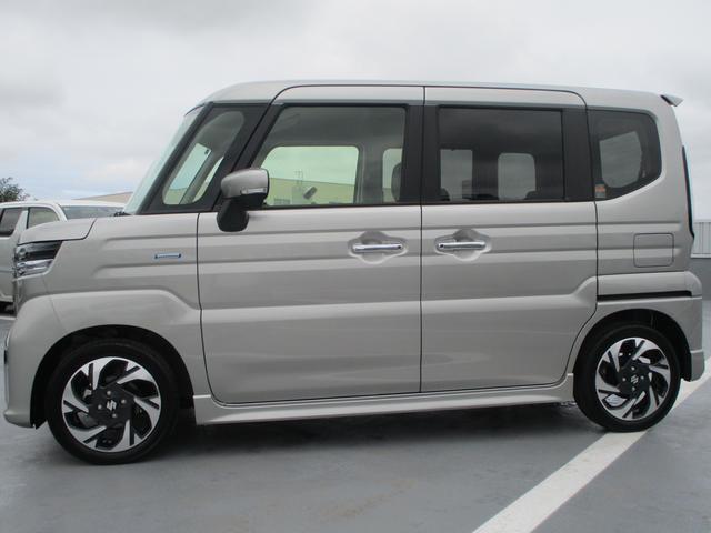 スペーシアカスタム カスタム　ＨＹＢＲＩＤ　ＸＳターボ　オートライト　スライドドア　プッシュスタート　シートヒーター　オートエアコン　スズキセーフティーサポート　衝突被害軽減システム　アイドリングストップ　衝突安全ボディ　盗難防止システム（5枚目）