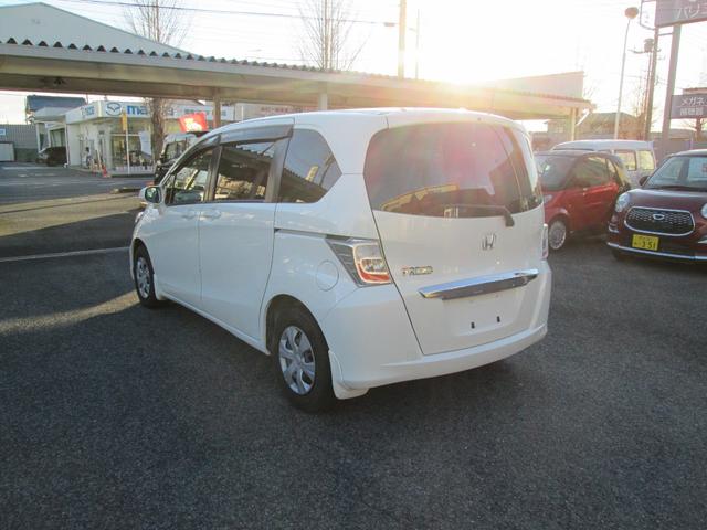 フリード ＧＨ　キーフリー　ＡＣ　盗難防止装置　ナビＴＶ　ＳＲＳ　Ｗエアバッグ　横滑り防止機能　パワーウィンドウ　パワーステアリング　ワンセグ　スマートキー　ＨＤＤナビ　ＡＢＳ（7枚目）