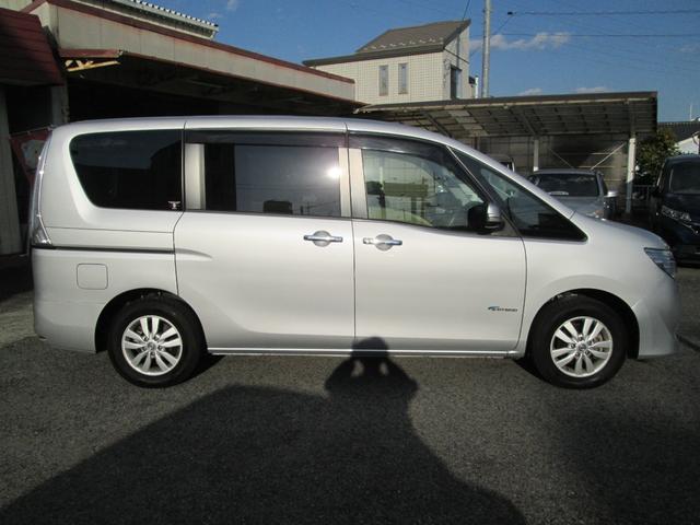 セレナ ２０Ｇ　Ｓ－ハイブリッド　オートクルーズ　盗難防止システム　ＡＢＳ　リアエアコン　衝突安全ボディ　ＳＤ　ナビＴＶ　Ｗエアバック　３列シート　スマートキー　エアバッグ　パワーウインドウ　キーレスエントリーキー　フルフラット（8枚目）