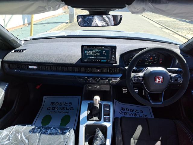 シビック タイプＲ　レーシングブラックパッケージ　登録済未使用車　ホンダコネクトディスプレイ　フルセグＴＶ　バックカメラ　ホンダセンシング　ＬＥＤヘッドライト　ブレンボブレーキキャリパー　レーダークルーズ　１９インチＡＷ　ＥＴＣ２．０　フロアマット（22枚目）