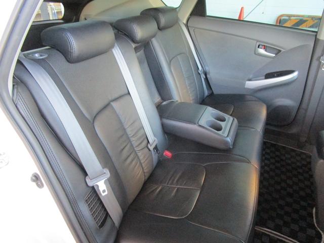 プリウス Ｓ　禁煙車　１１インチナビ・フルセグＴＶ・ブルートゥース　バックカメラ　前後ドライブレコーダー　デジタルインナーミラー　サンルーフ　ＨＩＤヘッドライト　キーフリー　ローダウン　ガザールマフラー（14枚目）