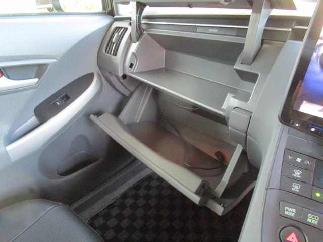 プリウス Ｓ　禁煙車　１１インチナビ・フルセグＴＶ・ブルートゥース　バックカメラ　前後ドライブレコーダー　デジタルインナーミラー　サンルーフ　ＨＩＤヘッドライト　キーフリー　ローダウン　ガザールマフラー（28枚目）