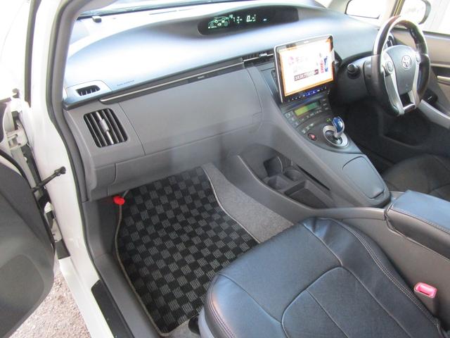 プリウス Ｓ　禁煙車　１１インチナビ・フルセグＴＶ・ブルートゥース　バックカメラ　前後ドライブレコーダー　デジタルインナーミラー　サンルーフ　ＨＩＤヘッドライト　キーフリー　ローダウン　ガザールマフラー（31枚目）