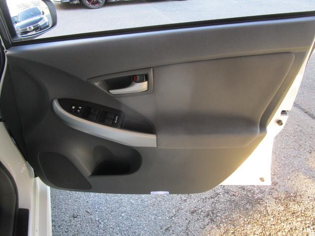 プリウス Ｓ　禁煙車　１１インチナビ・フルセグＴＶ・ブルートゥース　バックカメラ　前後ドライブレコーダー　デジタルインナーミラー　サンルーフ　ＨＩＤヘッドライト　キーフリー　ローダウン　ガザールマフラー（32枚目）