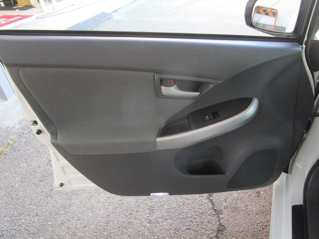 プリウス Ｓ　禁煙車　１１インチナビ・フルセグＴＶ・ブルートゥース　バックカメラ　前後ドライブレコーダー　デジタルインナーミラー　サンルーフ　ＨＩＤヘッドライト　キーフリー　ローダウン　ガザールマフラー（33枚目）