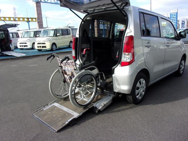 　車いす移動車　スロープタイプ　リヤシート付　電動固定装置　後退防止ベルト　手すり　キーレス　パワステ　パワーウィンドウ　ＣＤ　ＡＢＳ　運転席エアバッグ　助手席エアバッグ(10枚目)