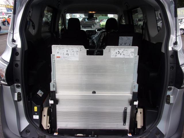 シエンタ Ｘ　車いす移動車　トヨタセーフティセンス　スロープタイプ３と助手席回転シート付　車高降下装置　電動固定装置　後退防止ベルト　片側電動スライドドア　ワンオーナー　助手席側セカンドシートなし　キーレス　手すり（12枚目）