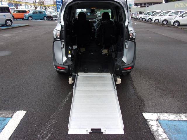シエンタ Ｘ　車いす移動車　トヨタセーフティセンス　スロープタイプ３と助手席回転シート付　車高降下装置　電動固定装置　後退防止ベルト　片側電動スライドドア　ワンオーナー　助手席側セカンドシートなし　キーレス　手すり（13枚目）