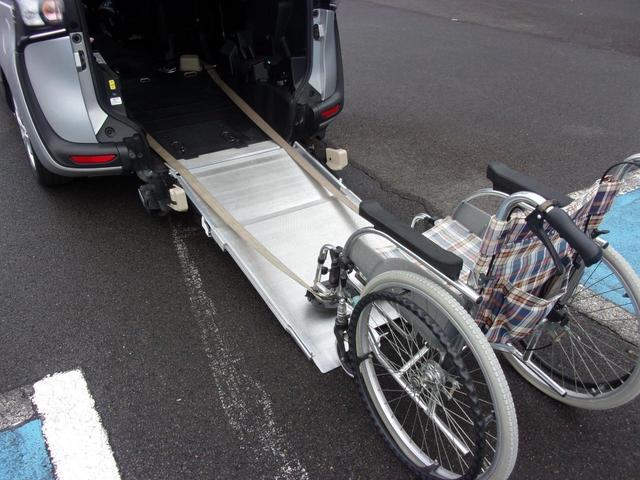 シエンタ Ｘ　車いす移動車　トヨタセーフティセンス　スロープタイプ３と助手席回転シート付　車高降下装置　電動固定装置　後退防止ベルト　片側電動スライドドア　ワンオーナー　助手席側セカンドシートなし　キーレス　手すり（17枚目）