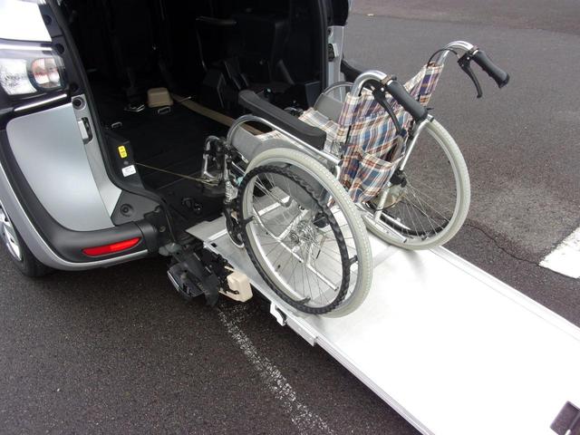シエンタ Ｘ　車いす移動車　トヨタセーフティセンス　スロープタイプ３と助手席回転シート付　車高降下装置　電動固定装置　後退防止ベルト　片側電動スライドドア　ワンオーナー　助手席側セカンドシートなし　キーレス　手すり（18枚目）