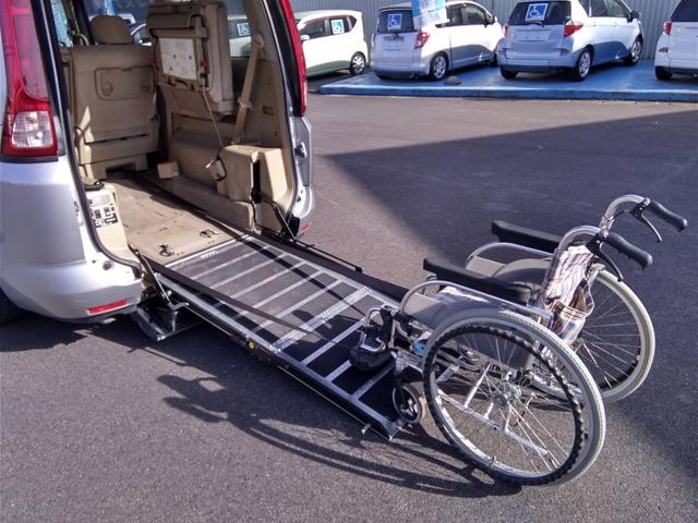 セレナ チェアキャブスロープ車いす1名サード 電動スロープ 後退防止ベルト 電動固定装置 車高降下装置 純正ナビ ドラレコ バックカメラ コーナーセンサー オートライト オートエアコン キーレス(15枚目)